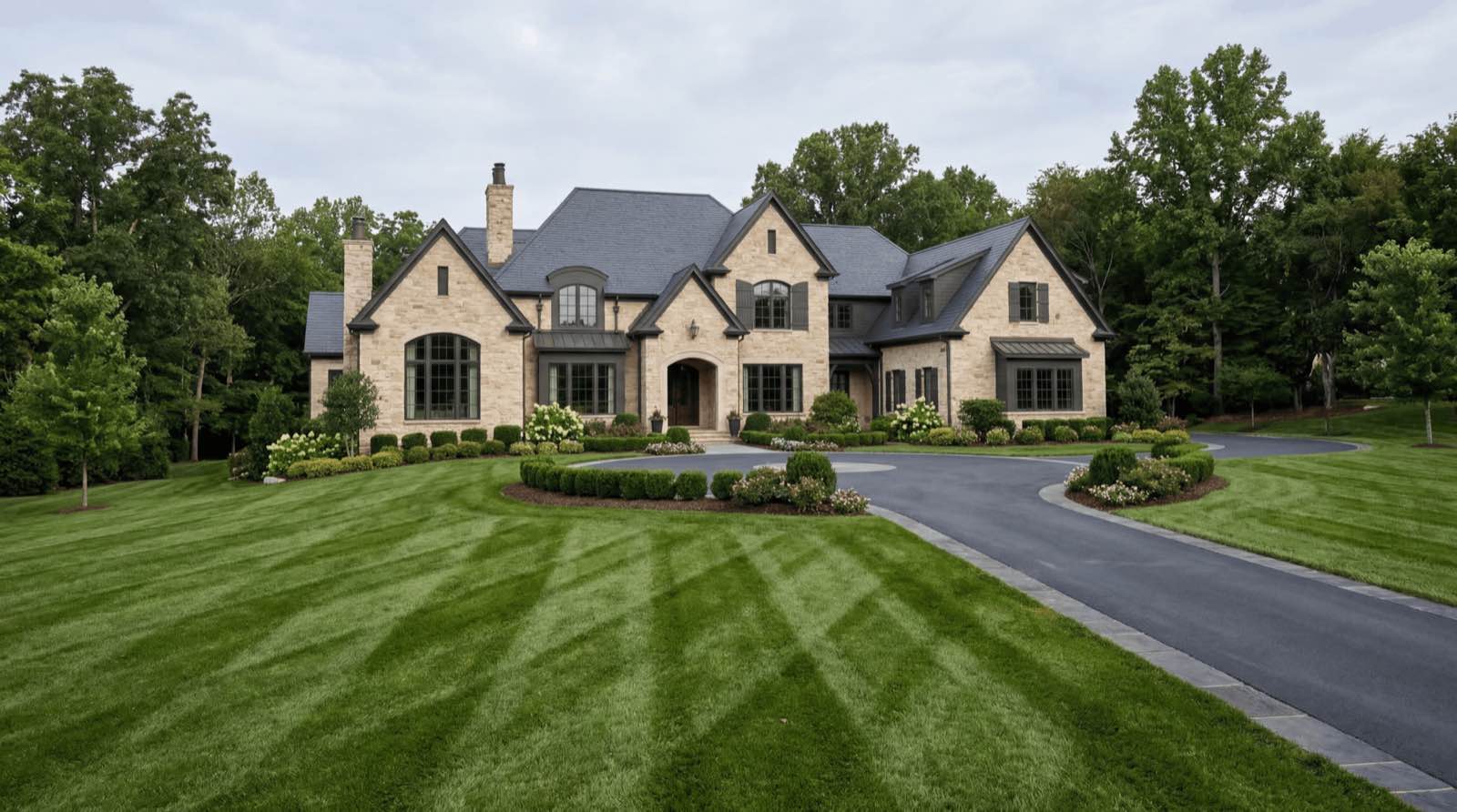 A weed-free Middle Tennessee lawn treated by Pure Turf