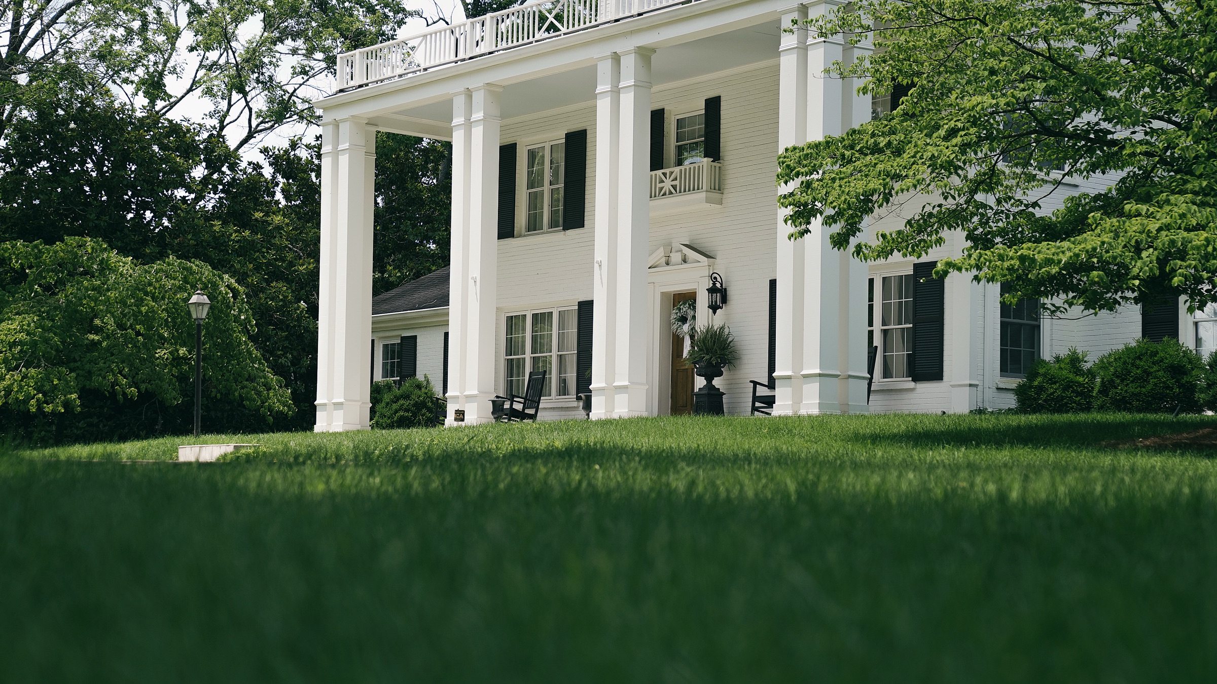 A Pure Turf–maintained lawn in Berry Hill, Tennessee